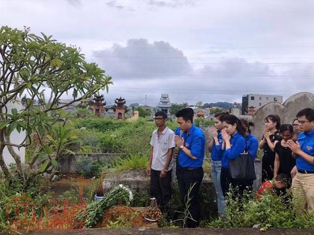Đoàn Thanh niên TTXVN viếng mộ phóng viên Đinh Hữu Dư ảnh 3