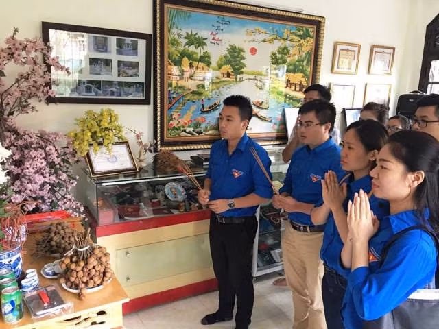 Đoàn Thanh niên TTXVN viếng mộ phóng viên Đinh Hữu Dư ảnh 1