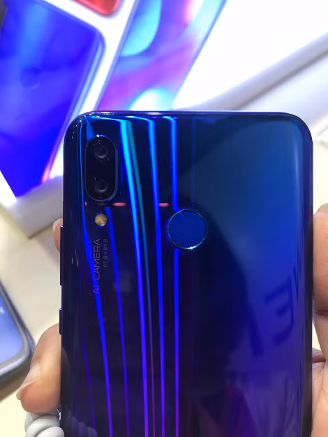 Ngẩn ngơ trước sắc màu những smartphone đang ‘hút hồn’ giới trẻ ảnh 2