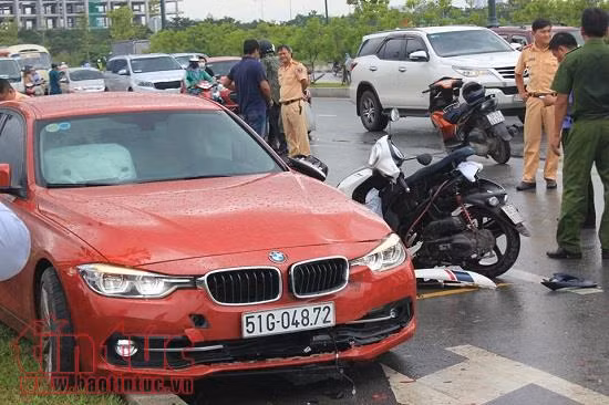 Ô tô BMW va chạm với xe máy khiến một phụ nữ tử vong ảnh 1