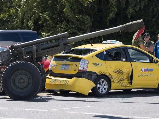 Khẩu pháo 'lạc đường' đâm toạc xe taxi tại Canada ảnh 1
