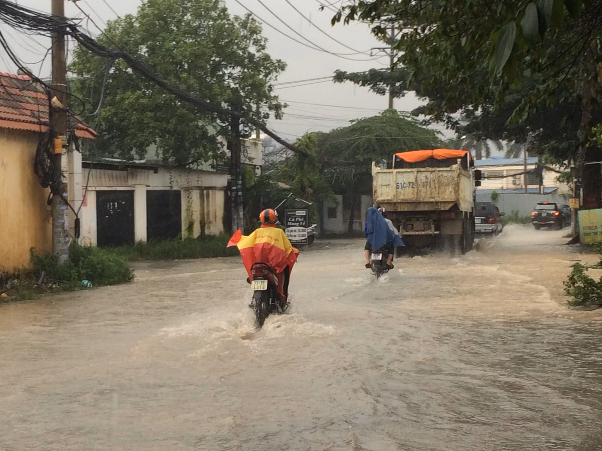 Mưa lớn, nhiều tuyến đường Sài Gòn thành sông ảnh 5