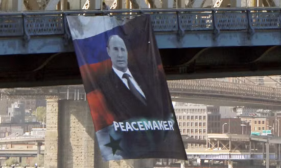 Mỹ luống cuống vì biểu ngữ ông Putin trên cầu cao ảnh 1