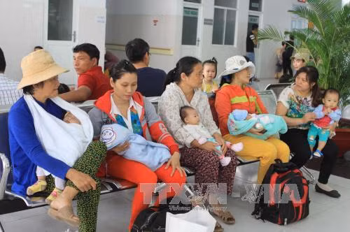 Trẻ mắc bệnh hô hấp tăng đột biến, bệnh viện TPHCM quá tải ảnh 1