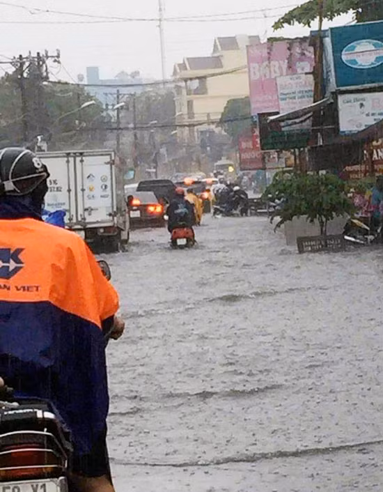 Mưa lớn, nhiều tuyến đường Sài Gòn thành sông ảnh 9