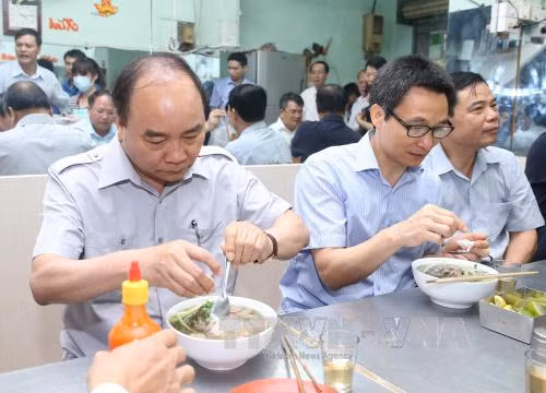 Thủ tướng vi hành ăn phở, uống cà phê trên phố ảnh 1