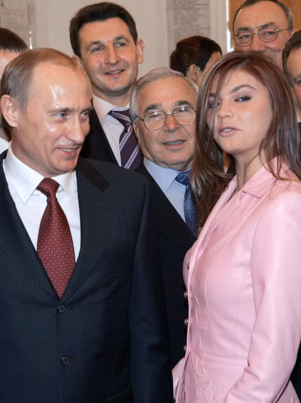 Người tình tin đồn của ông Putin xuất hiện cùng hai bé trai ảnh 2