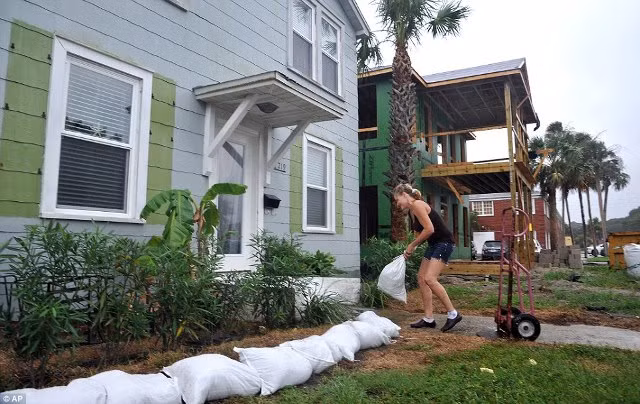 Dân Mỹ nháo nhào sơ tán, vét sạch siêu thị để tránh bão Matthew ảnh 16
