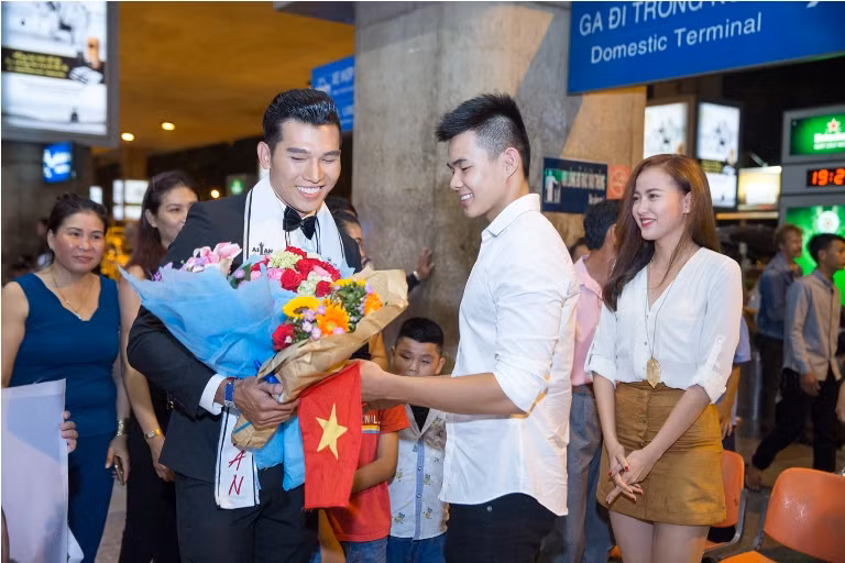 Á vương Đại sứ Hoàn cầu Ngọc Tình ấm áp trong vòng tay gia đình ảnh 9