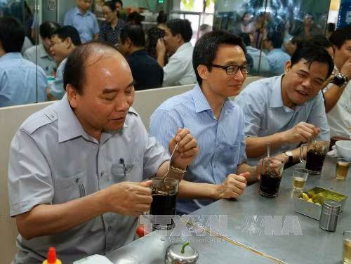 Thủ tướng vi hành ăn phở, uống cà phê trên phố ảnh 2