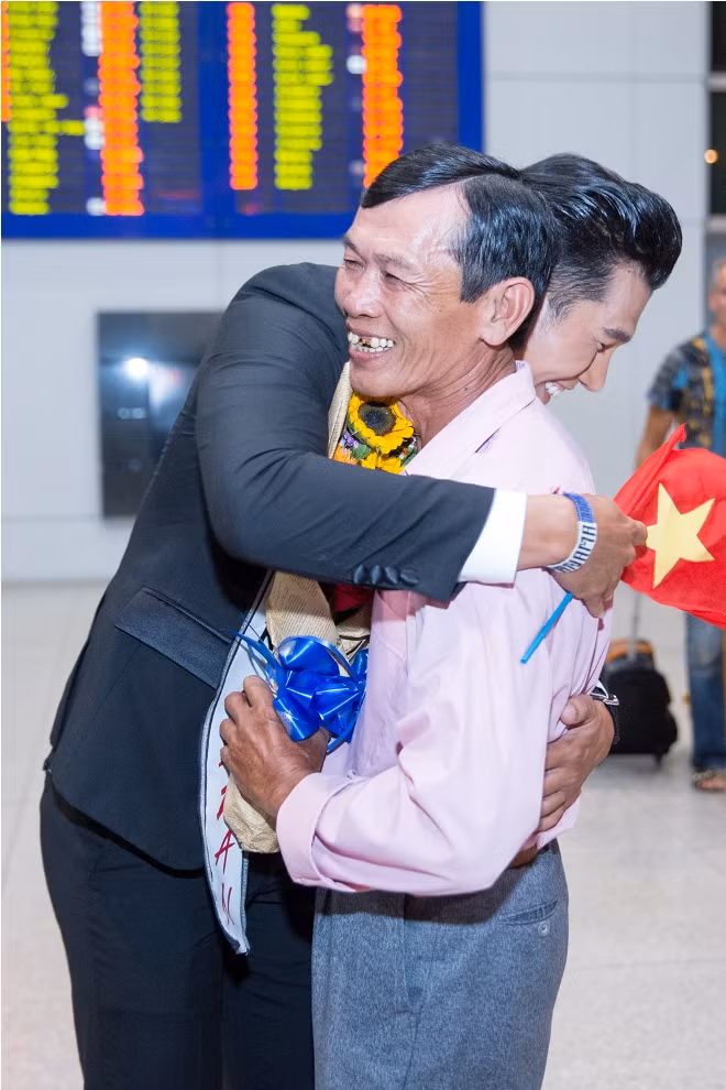 Á vương Đại sứ Hoàn cầu Ngọc Tình ấm áp trong vòng tay gia đình ảnh 5