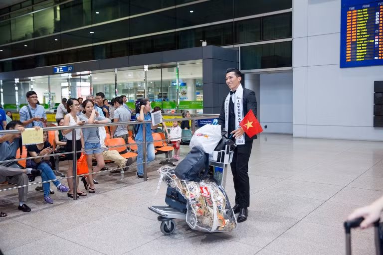 Á vương Đại sứ Hoàn cầu Ngọc Tình ấm áp trong vòng tay gia đình ảnh 1