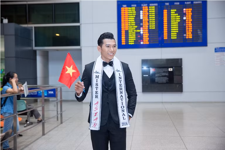 Á vương Đại sứ Hoàn cầu Ngọc Tình ấm áp trong vòng tay gia đình ảnh 2