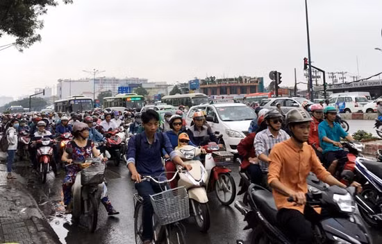 Mưa lớn, nhiều tuyến đường Sài Gòn thành sông ảnh 10
