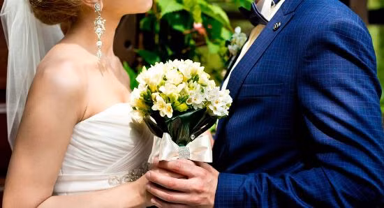 Tỷ phú Mỹ 68 tuổi kết hôn nhầm với cháu nội ảnh 1