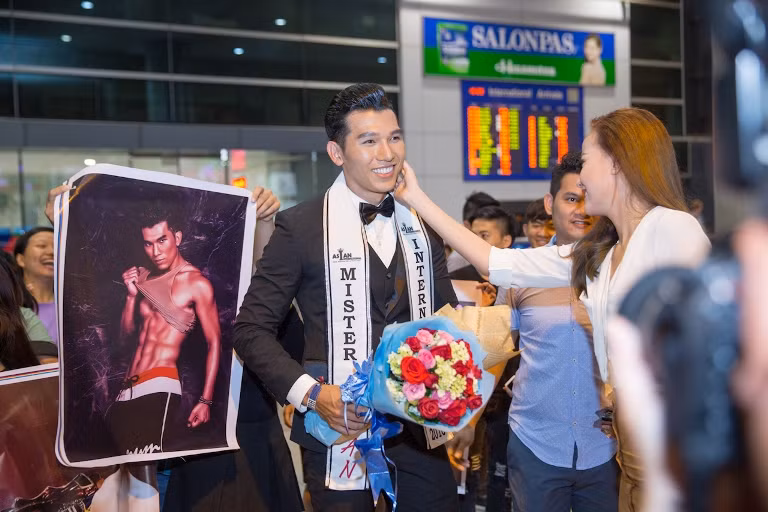 Á vương Đại sứ Hoàn cầu Ngọc Tình ấm áp trong vòng tay gia đình ảnh 7