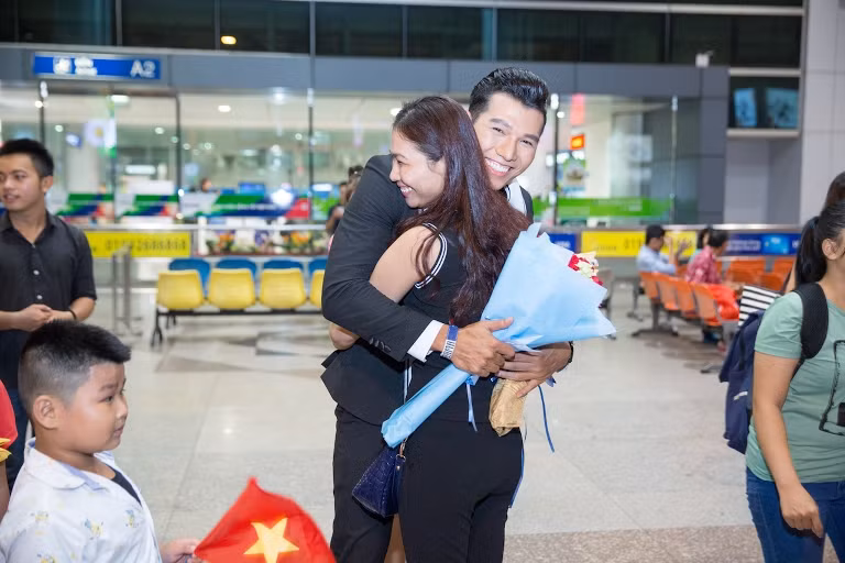 Á vương Đại sứ Hoàn cầu Ngọc Tình ấm áp trong vòng tay gia đình ảnh 6