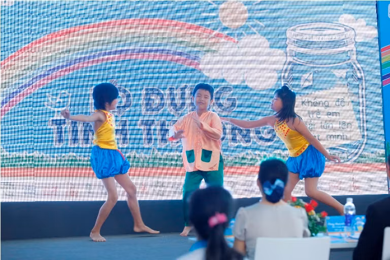 "Lọ đựng yêu thương" cho những trẻ em làng SOS ảnh 2