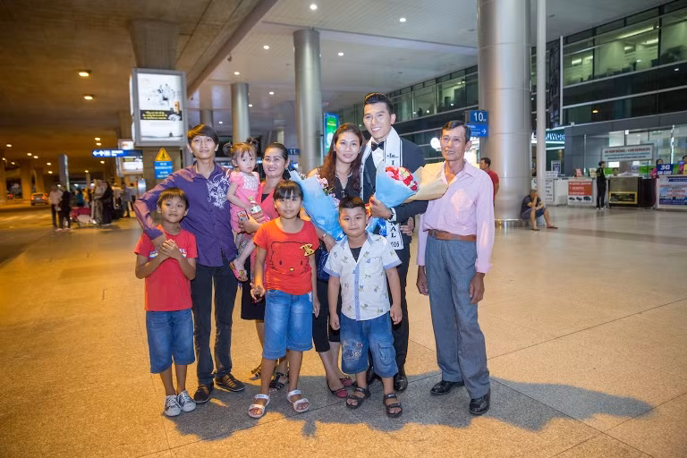 Á vương Đại sứ Hoàn cầu Ngọc Tình ấm áp trong vòng tay gia đình ảnh 4