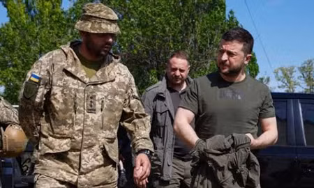 Tổng thống Zelensky (phải) gặp gỡ binh sĩ Ukraine ở tiền tuyến miền Đông. Ảnh tư liệu: Văn phòng báo chí Tổng thống Ukraine