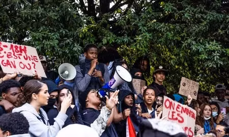 Học sinh trung học biểu tình bên ngoài trường trung học Suger ở Saint-Denis, vùng ngoại ô Paris, ngày 1/10/2026. Ảnh: Le Monde