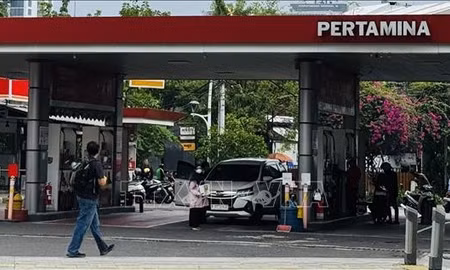 Một trạm xăng ở khu trung tâm của Thủ đô Jakarta, Indonesia. Ảnh: Đỗ Quyên – PV TTXVN tại Indonesia