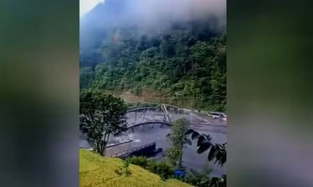 Video trận lũ mới cuốn trôi nhà cửa và cầu ở Nepal
