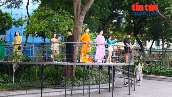 Người dân lần đầu trải nghiệm đi cầu cạn ven hồ Hoàn Kiếm