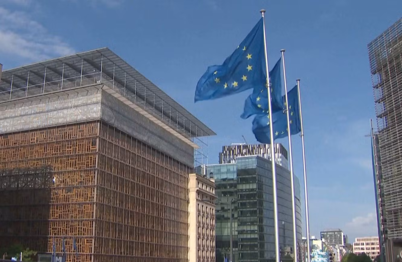 EU điều chỉnh cơ chế giảm phát thải CO2 để hỗ trợ ngành ô tô