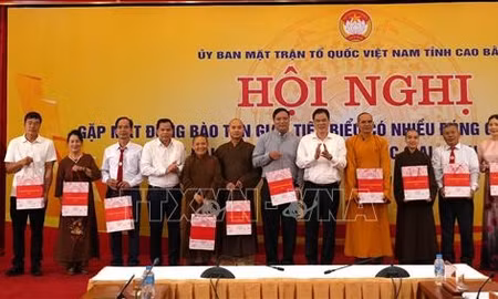 Lan tỏa những tấm gương tiêu biểu trong đồng bào các tôn giáo