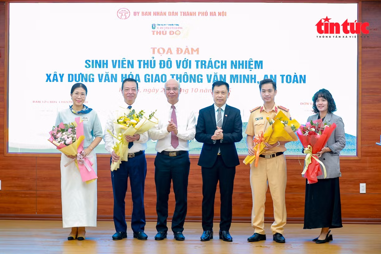 Sinh viên Thủ đô với trách nhiệm xây dựng văn hoá giao thông văn minh, an toàn