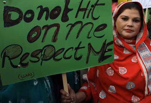 Pakistan đề nghị cho phép chồng đánh vợ ảnh 1