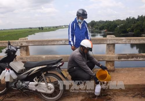 Nước sông Vàm Cỏ Đông bất ngờ đen kịt, bốc mùi hôi thối ảnh 2