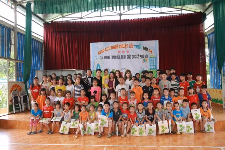 Cặp vợ chồng nghệ sĩ ảo thuật Hàn Quốc đến với các em nhỏ thiệt thòi ảnh 5