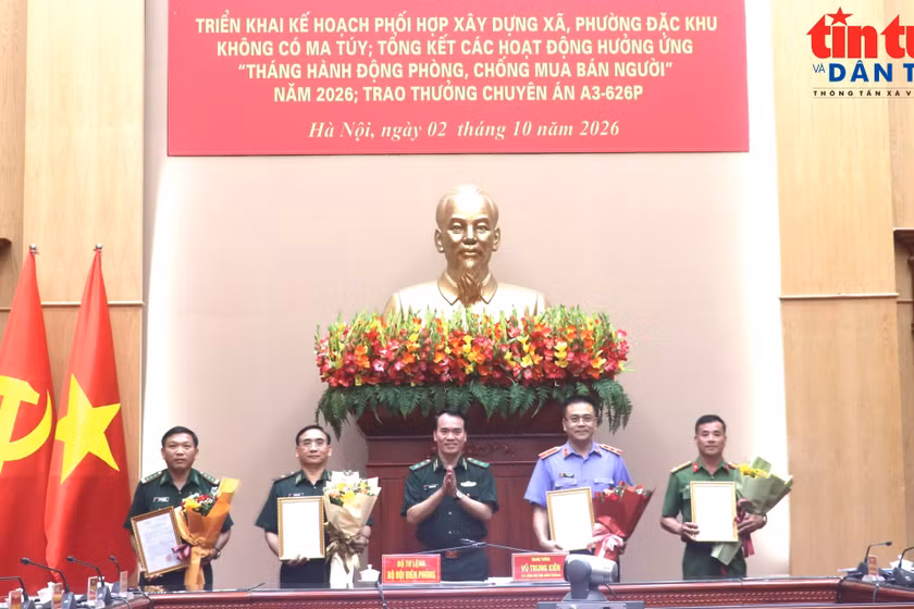 Trung tướng Vũ Trung Kiên, Ủy viên Trung ương Đảng, Tư lệnh Bộ đội Biên phòng trao thưởng cho các lực lượng chức năng có thành tích trong công tác phòng chống mua bán người và ma túy.