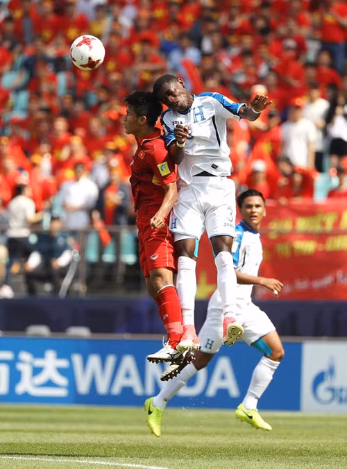 HLV Lê Thụy Hải: 'Vào World Cup là gây tiếng vang rồi, đừng trách U20 Việt Nam' ảnh 1