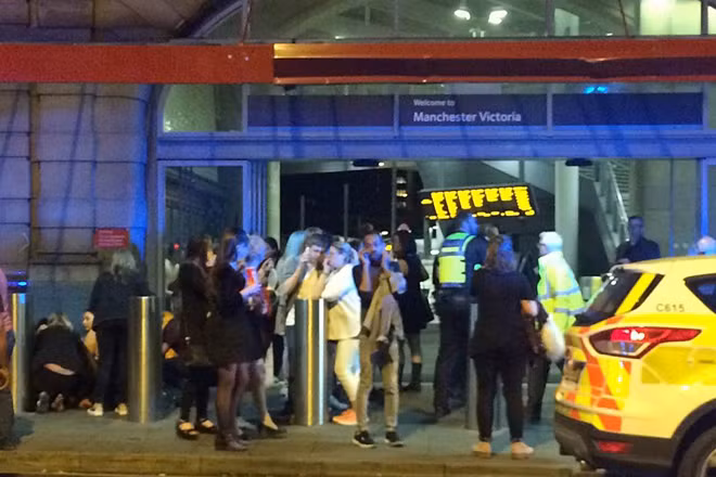 Cận cảnh hiện trường 'Đêm hoảng loạn' tại sân vận động Manchester Arena ảnh 10