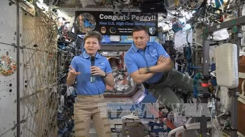 Hai nhà du hành 'đi bộ' ra ngoài thay bộ điều khiển trên trạm ISS ảnh 1