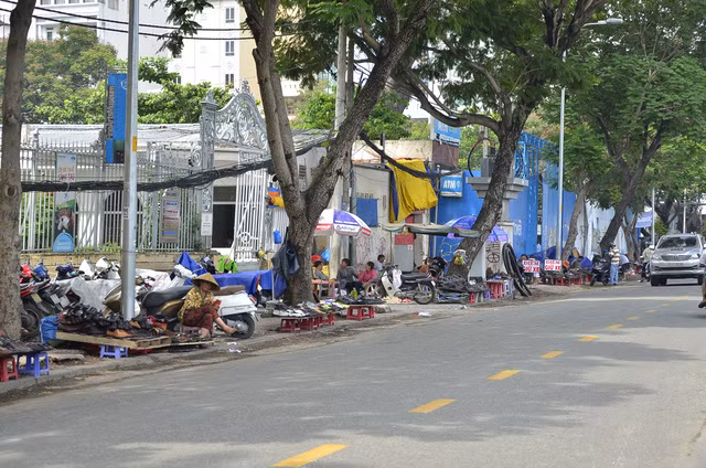Chiến dịch lập lại trật tự 'chùng xuống', vỉa hè bị tái chiếm 'vô tội vạ' ảnh 4