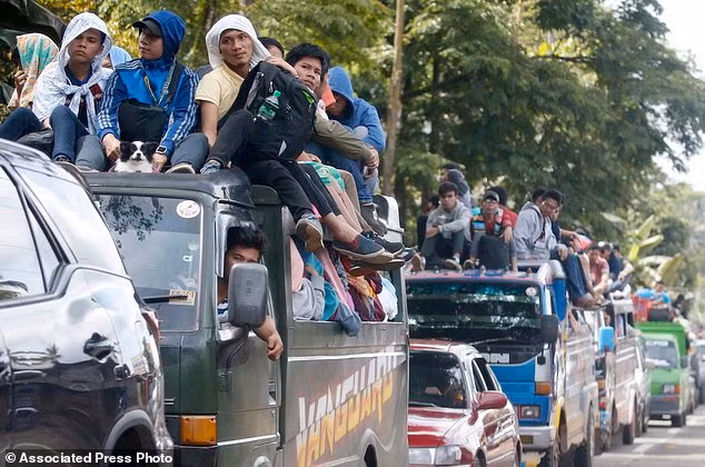 Phiến quân Hồi giáo tràn vào, hàng nghìn dân Philippines tháo chạy khỏi Marawi ảnh 1