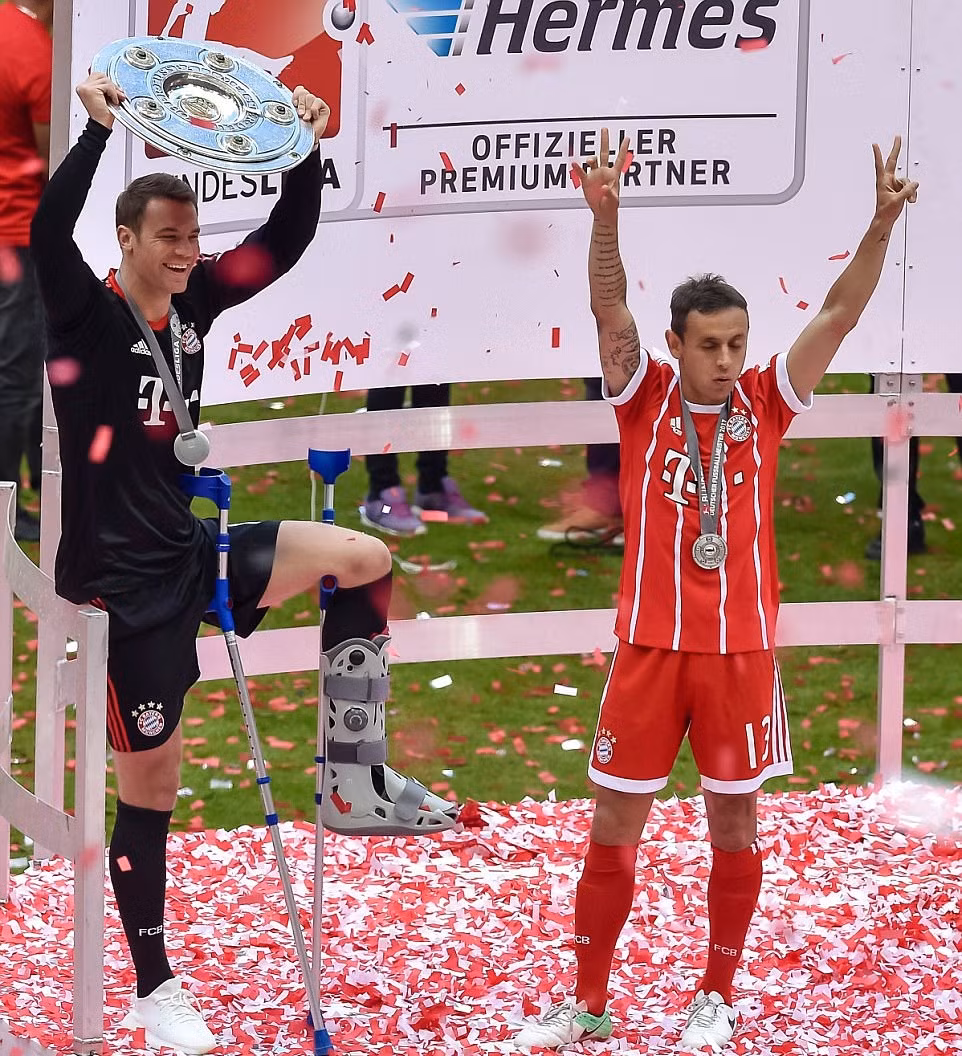 Bayern Munich ăn mừng chức vô địch Bundesliga thứ 5 liên tiếp: Tưng bừng hoa, bia và chia tay ảnh 11