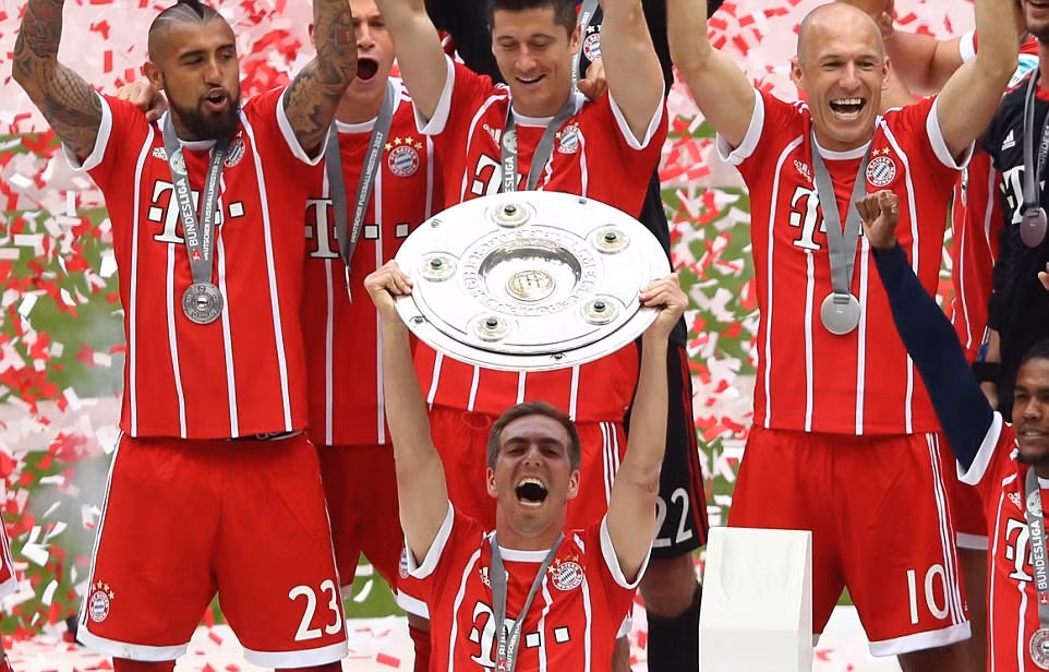 Bayern Munich ăn mừng chức vô địch Bundesliga thứ 5 liên tiếp: Tưng bừng hoa, bia và chia tay ảnh 3
