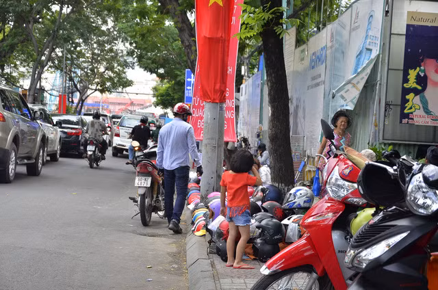 Chiến dịch lập lại trật tự 'chùng xuống', vỉa hè bị tái chiếm 'vô tội vạ' ảnh 3