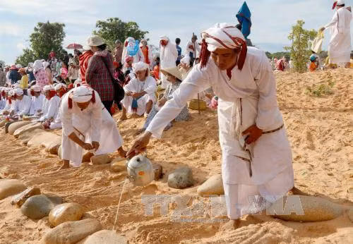 Đồng bào Chăm theo đạo Hồi ở Ninh Thuận đón Tết Ramưwan năm 2017 ảnh 1