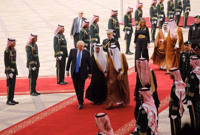 Những hình ảnh nồng ấm Quốc vương Saudi Arabia chào đón Tổng thống Donald Trump ảnh 3