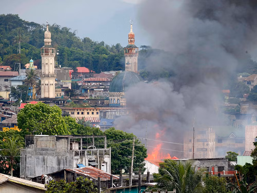 Quân đội không kích phiến quân Maute, dân Marawi vẫy cờ trắng ảnh 1