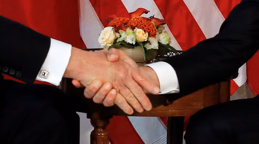 Màn bắt tay gây xôn xao giữa hai nhà lãnh đạo Trump - Macron ảnh 2