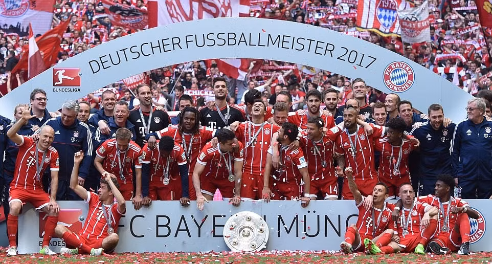 Bayern Munich ăn mừng chức vô địch Bundesliga thứ 5 liên tiếp: Tưng bừng hoa, bia và chia tay ảnh 2