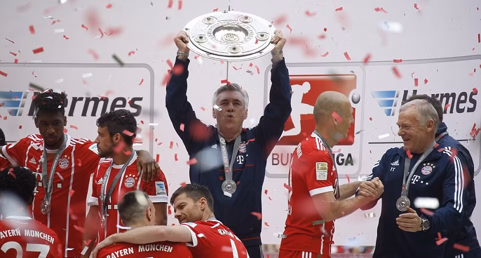 Bayern Munich ăn mừng chức vô địch Bundesliga thứ 5 liên tiếp: Tưng bừng hoa, bia và chia tay ảnh 4