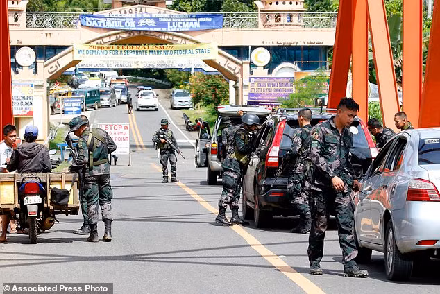 Phiến quân Hồi giáo tràn vào, hàng nghìn dân Philippines tháo chạy khỏi Marawi ảnh 7